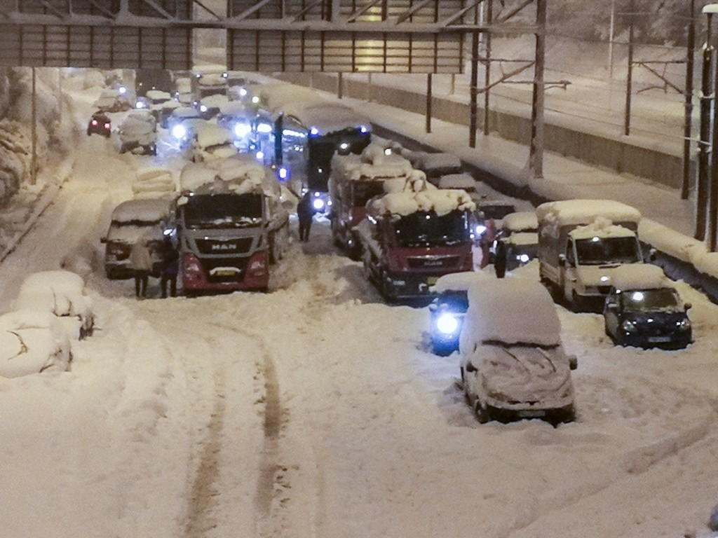 Ιστορίες οργής, εικόνες ντροπής – Συνεχίζεται ο απεγκλωβισμός οδηγών στην Αττική Οδό – Πώς περιγράφουν το μαρτύριο (vids)