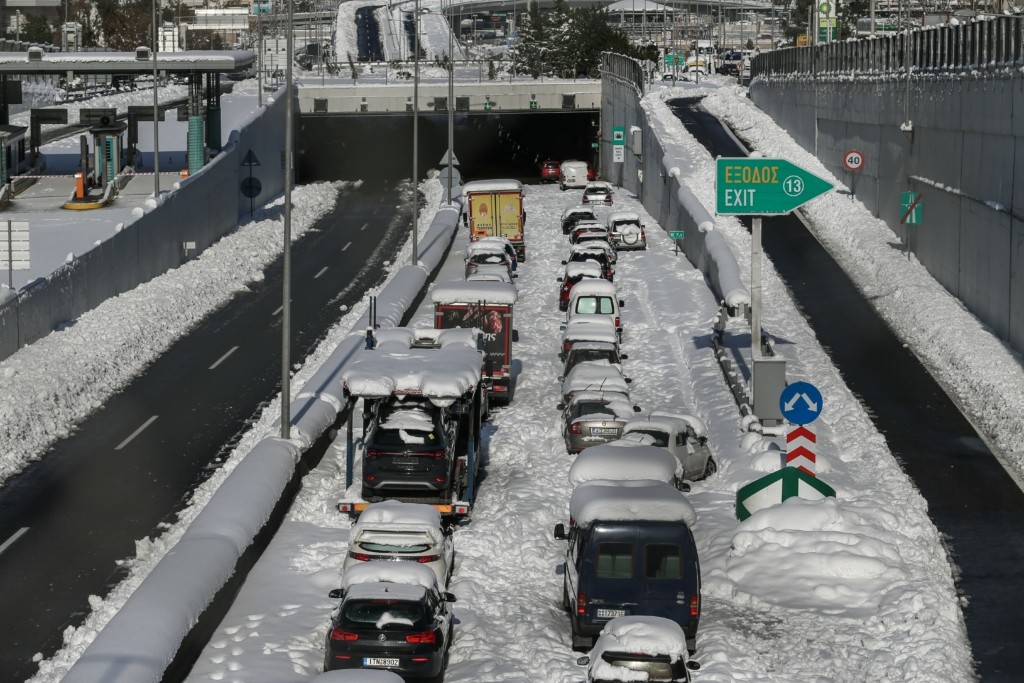 Αποζημίωση 2.000 ευρώ από την Αττική Οδό για κάθε όχημα που εγκλωβίστηκε στα χιόνια
