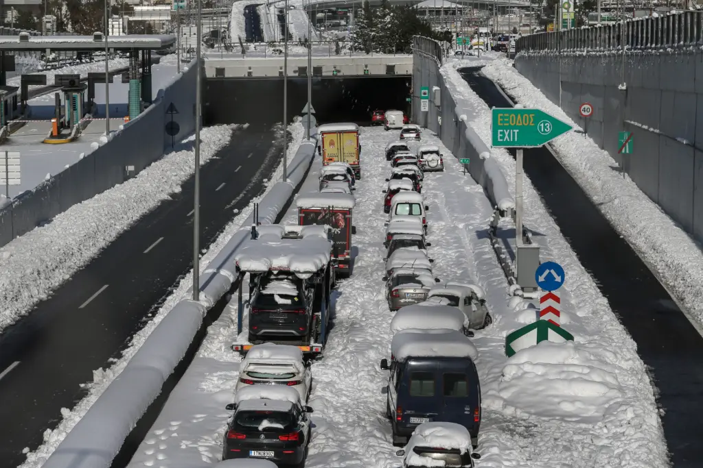 “Βόμβα” Λέκκα – “Έπαιρνα τηλέφωνα στην Αττική Οδό και δεν το σήκωναν – Έπρεπε να διακοπεί η κυκλοφορία από τις 11:00” (vid)