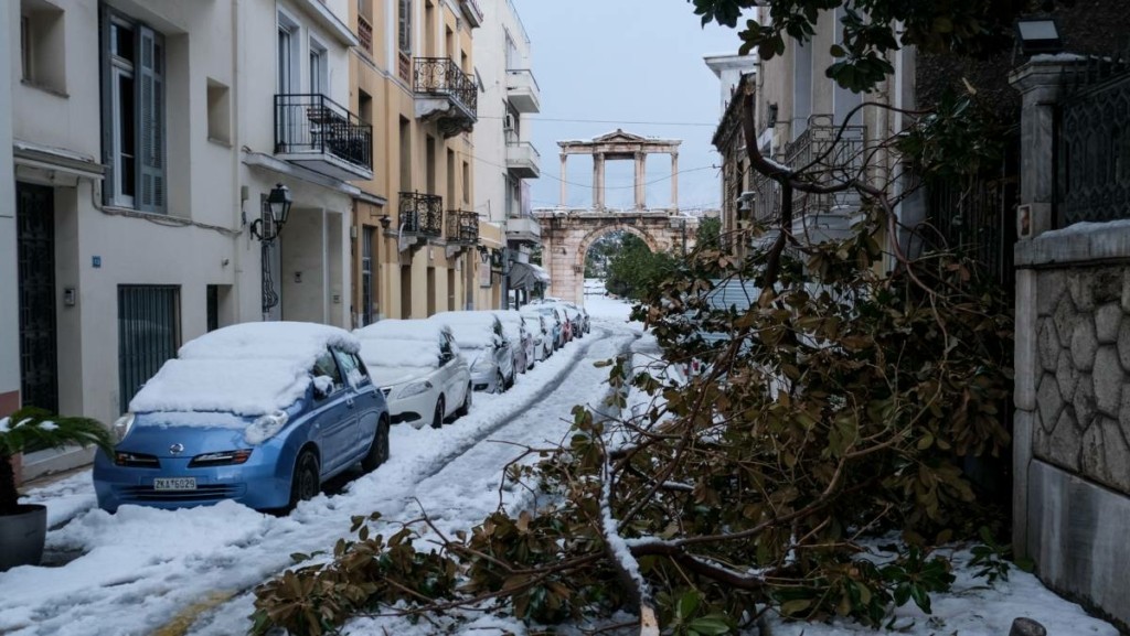 Ποιοι δρόμοι της Αττικής είναι κλειστοί, πού χρειάζονται αλυσίδες