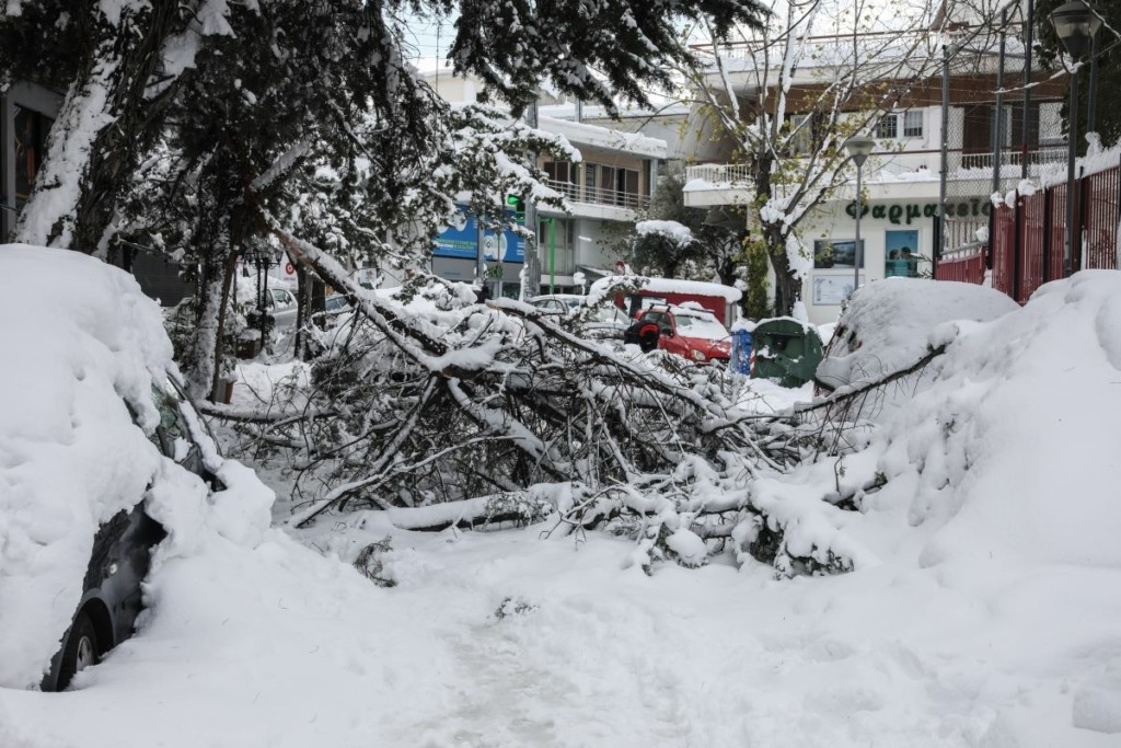 Συνεχίζεται η αποκατάσταση των προβλημάτων από την κακοκαιρία “Ελπίς” σε πολλές περιοχές της Αθήνας