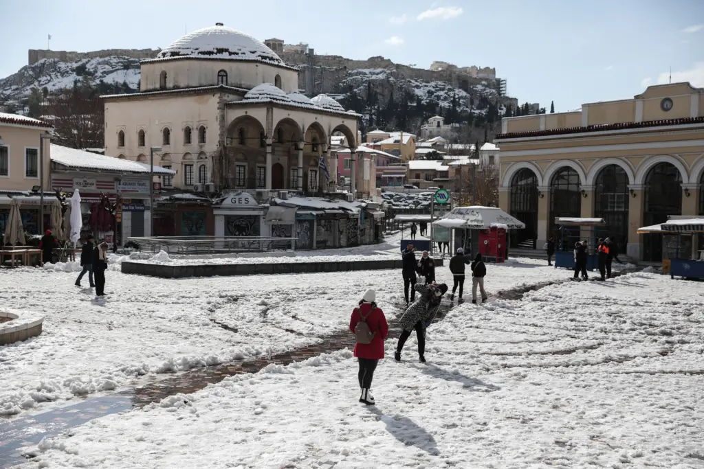 Χιόνια και πολικό ψύχος ακόμα και στο κέντρο της Αθήνας – Οι δέκα περιοχές που θα σαρώσει η κακοκαιρία Μπάρμπαρα