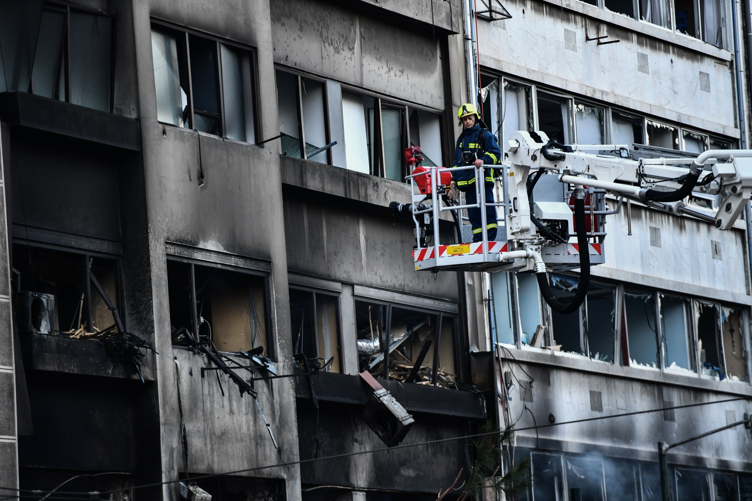 Εικόνες χάους στη Λ. Συγγρού μετά από την εκκωφαντική έκρηξη – Δυο τραυματίες, ο ένας σοβαρά – Ζημιές σε καταστήματα (pics&vids)
