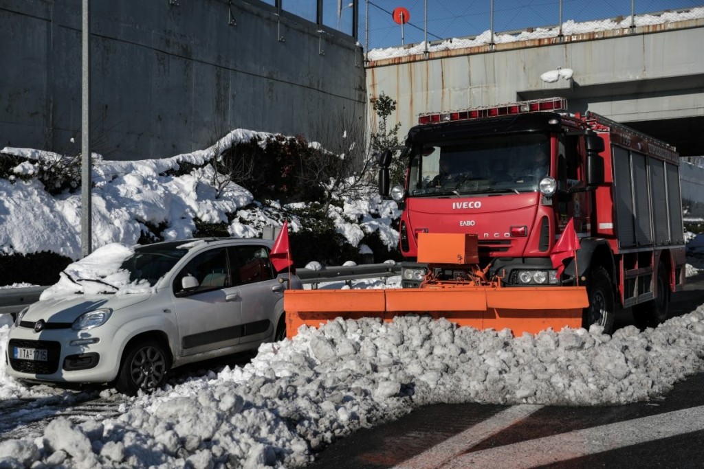 Αδιανόητες αποκαλύψεις για το φιάσκο στην Αττική Οδό – Δεν είχαν ούτε καύσιμα τα εκχιονιστικά μηχανήματα της εταιρείας