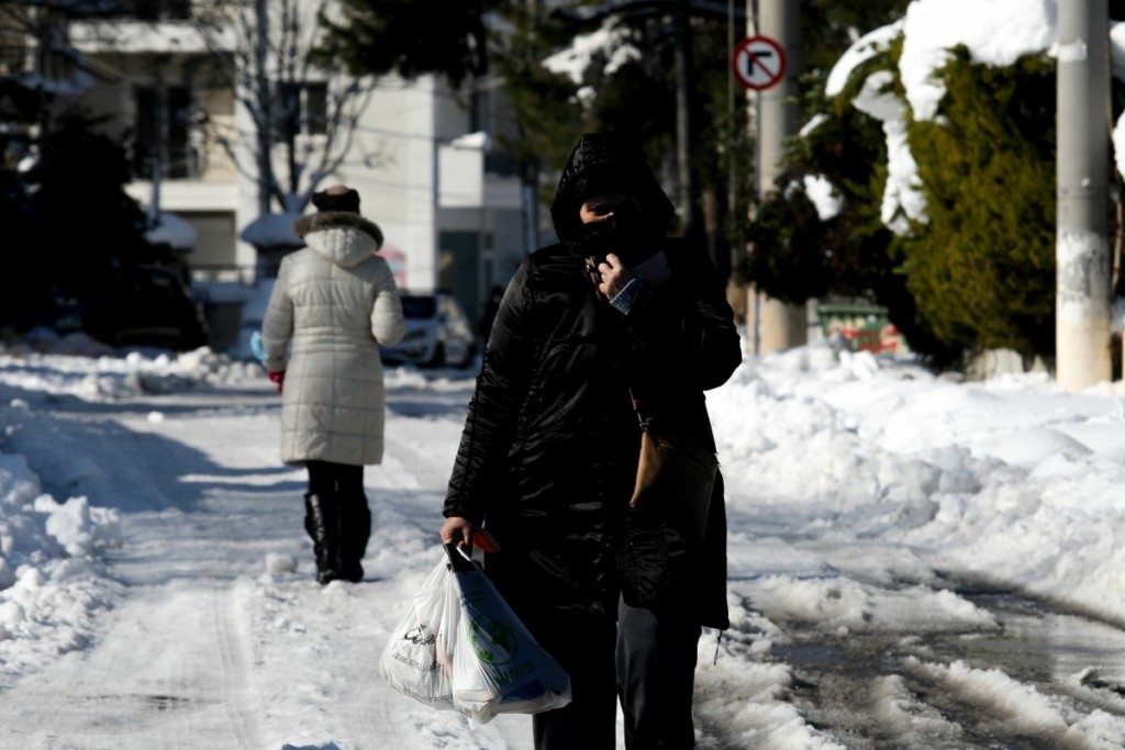 Επιστροφή στη “μισή κανονικότητα” – Πώς θα λειτουργήσουν την Πέμπτη δημόσιος και ιδιωτικός τομέας, σχολεία και καταστήματα