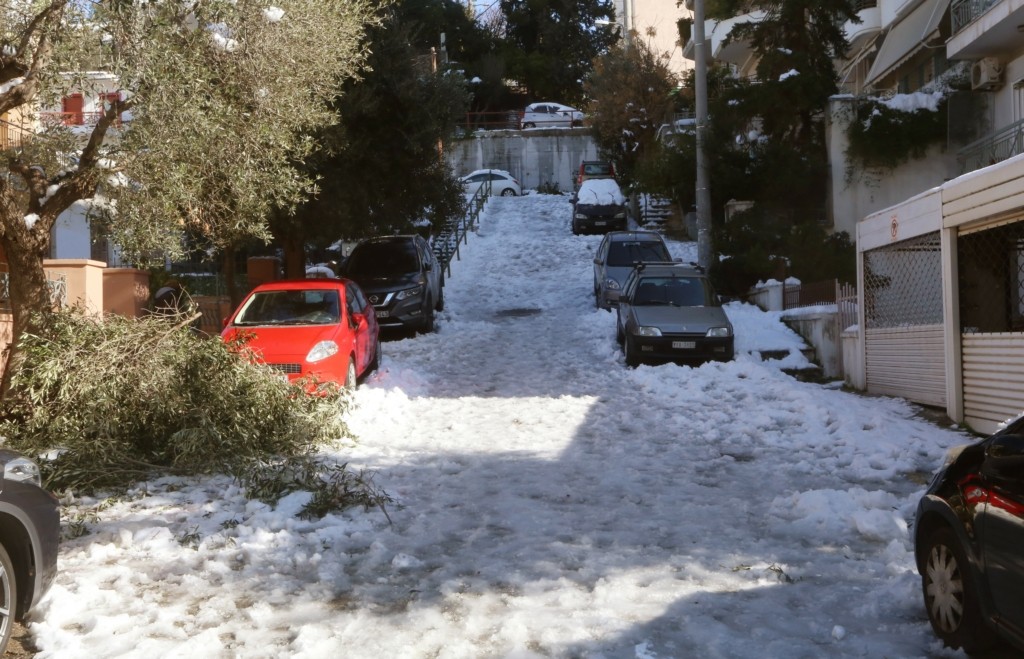 “Παγοδρόμια” οι δρόμοι σε πολλές γειτονιές της Αθήνας – Τεράστια προβλήματα σε Αγία Παρασκευή και κέντρο Αθήνας (vids)