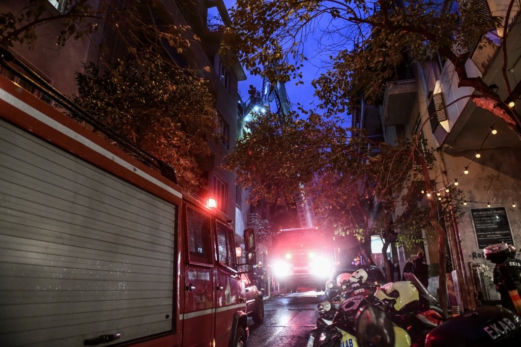 Τραγωδία στο Κολωνάκι – Νεκρή ηλικιωμένη ύστερα από φωτιά σε διαμέρισμα – Ζητούσε βοήθεια από το μπαλκόνι (pics)