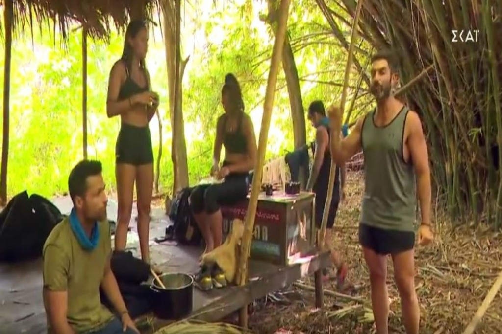 Μεγάλη ένταση στην καλύβα των Μαχητών του Survivor – Τα κορίτσια τα “βάζουν” με τον Μπέλλο και ο Σπύρος τον στηρίζει (vid)
