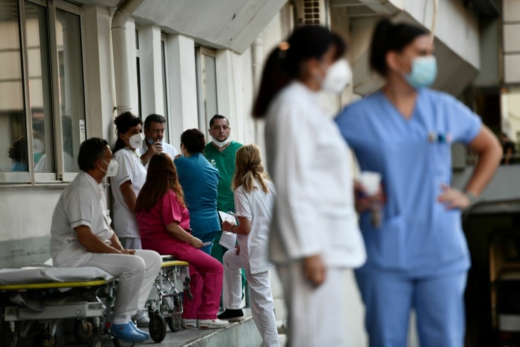 Εξαθλιωμένοι οι υγειονομικοί στη Βρετανία – Σκέφτονταν ακόμα και την αυτοκτονία – Κύμα παραιτησεων