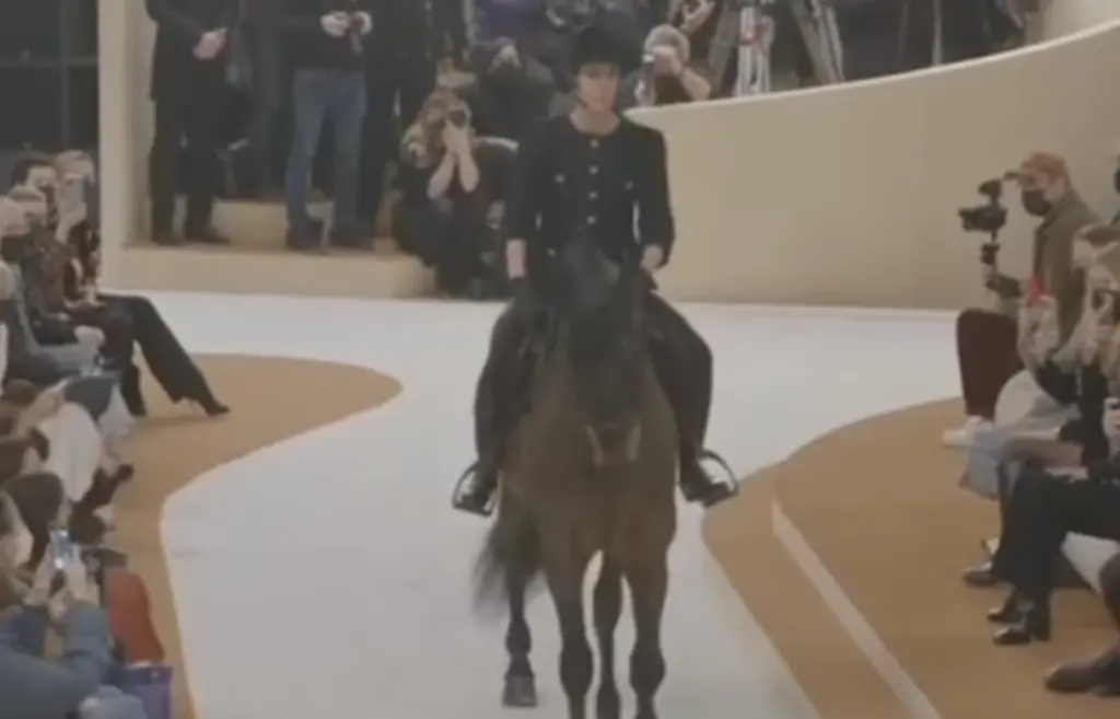 O οίκος Chanel και η ιδιαίτερη πασαρέλα ενός… αλόγου (vids)