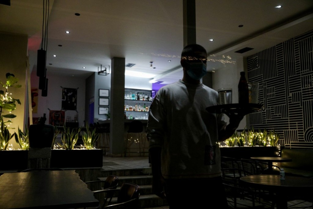 Πότε θα “ηχήσει” ξανά η μουσική στην εστίαση – Το πλάνο για τη σταδιακή άρση των μέτρων
