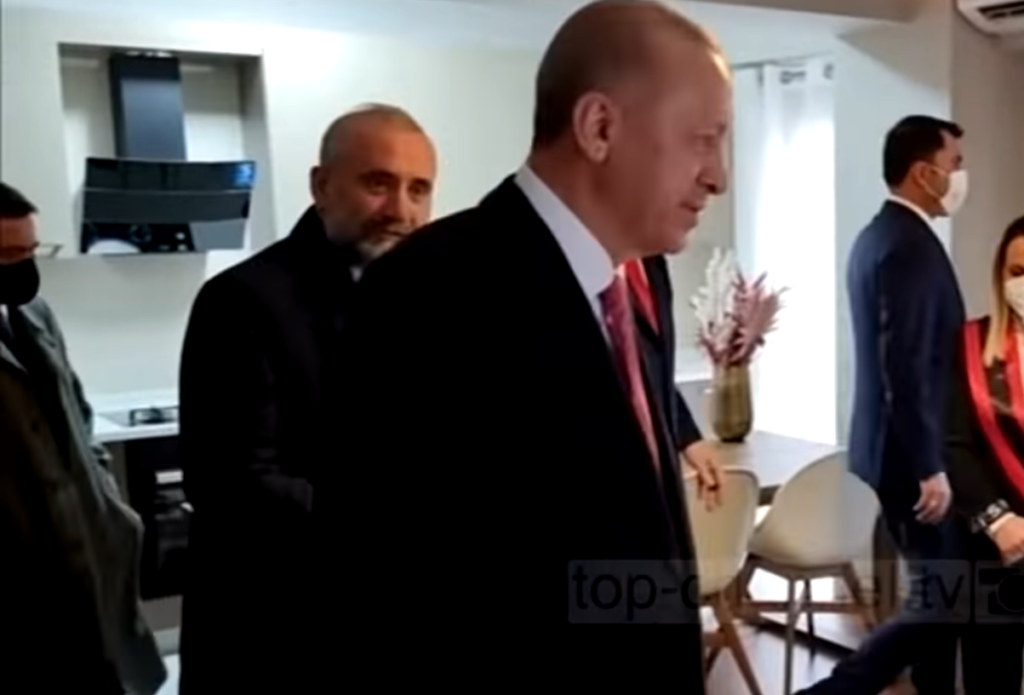 Ο Ερντογάν πρόθυμος να μεσολαβήσει μεταξύ Κιέβου και Μόσχας για να πέσουν οι τόνοι