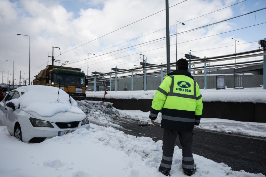 Πάνω από 500 αυτοκίνητα παρατημένα στην Αττική Οδό – Με ζιγκ-ζαγκ τα εκχιονιστικά απεγκλώβισαν τους οδηγούς (vid)