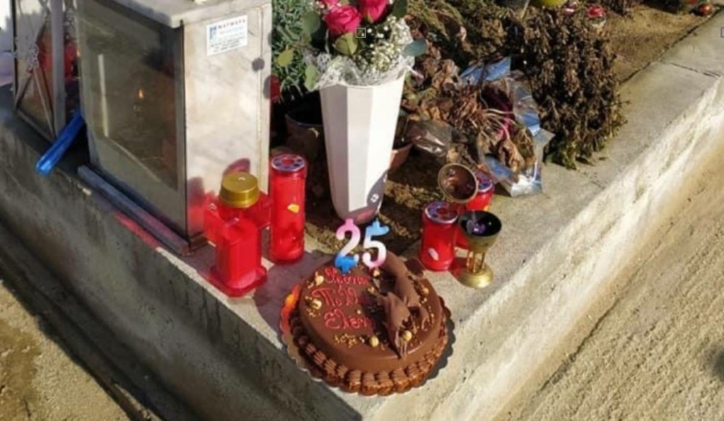 Η τούρτα στον τάφο της Ελένης Τοπαλούδη και το σπαρακτικό μήνυμα των γονιών της (pics)