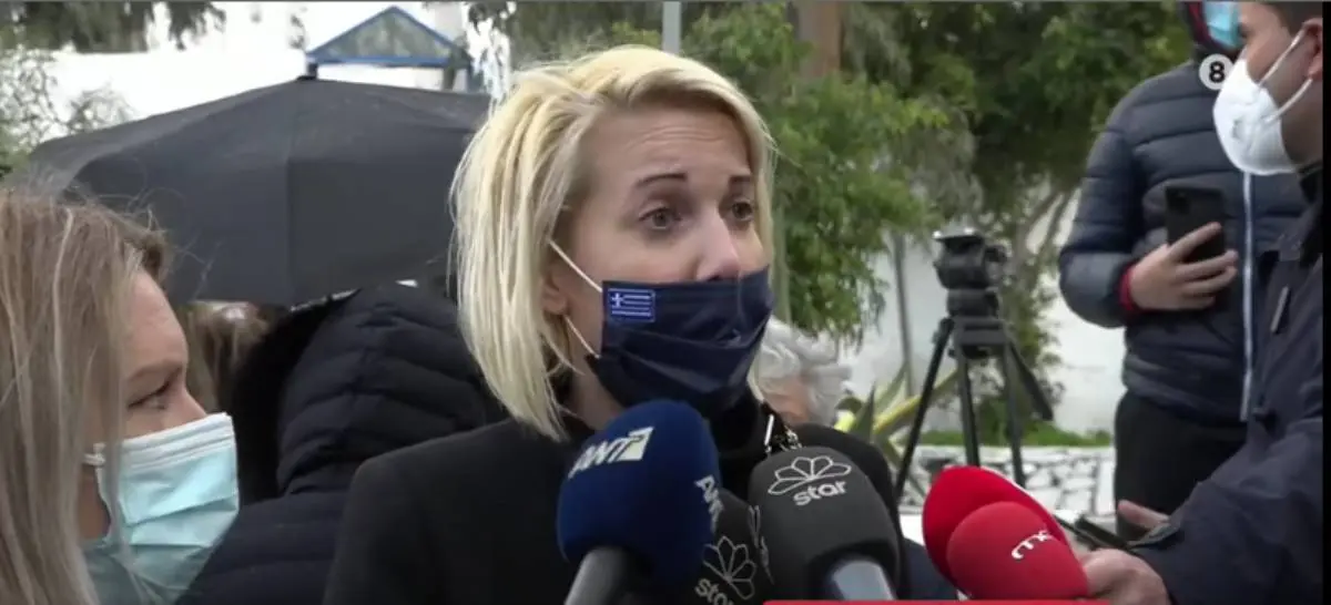 Συντετριμμένη η Κατερίνα Μονογυιού στην κηδεία του αδελφού της – Ποιους ευχαρίστησε (vid)