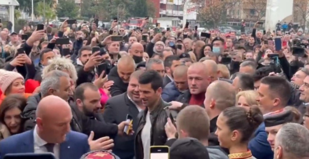 Απτόητος ο Τζόκοβιτς – Κυκλοφορούσε χωρίς μάσκα σε φιέστα με εκατοντάδες άτομα (vids)
