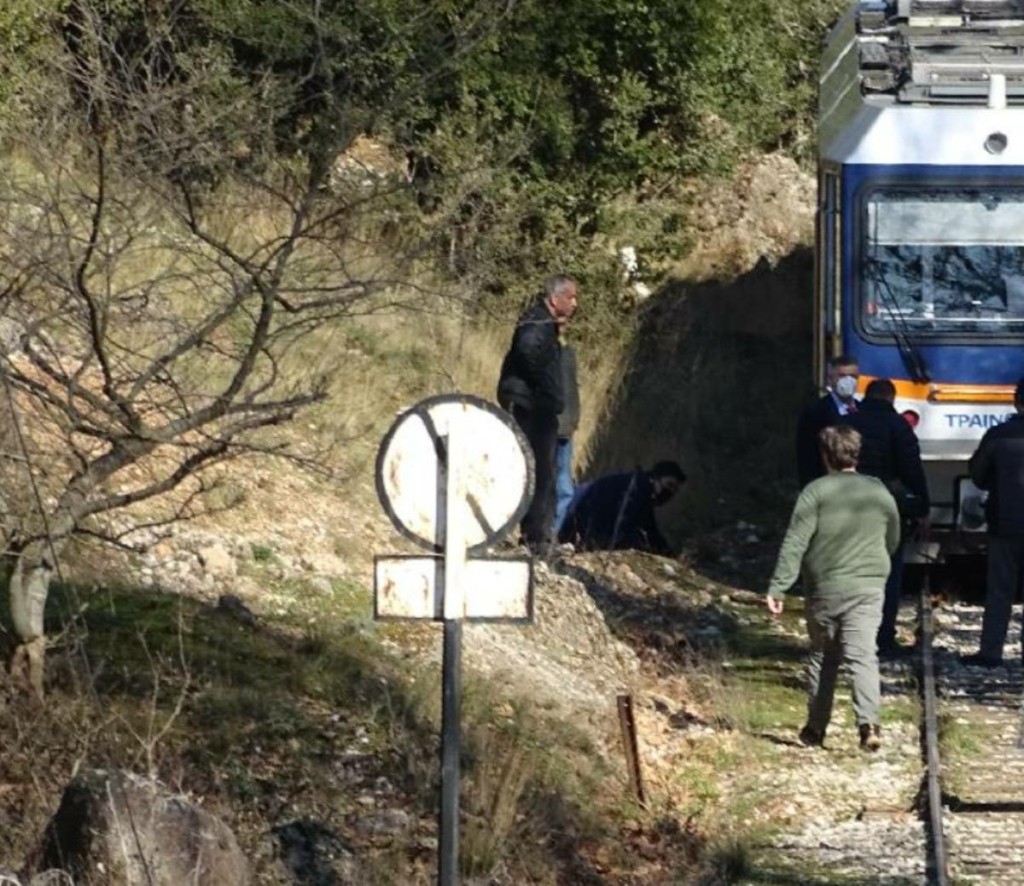 Δείτε τον βράχο που ακινητοποίησε τον Οδοντωτό στα Καλάβρυτα (pics)