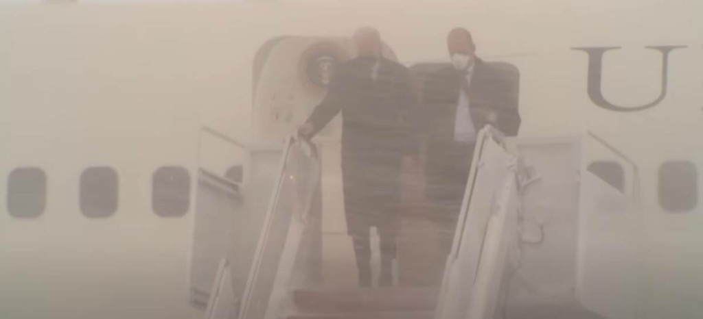 Η χιονοθύελλα “εγκλώβισε” τον Μπάιντεν στο Air Force One! (vid)