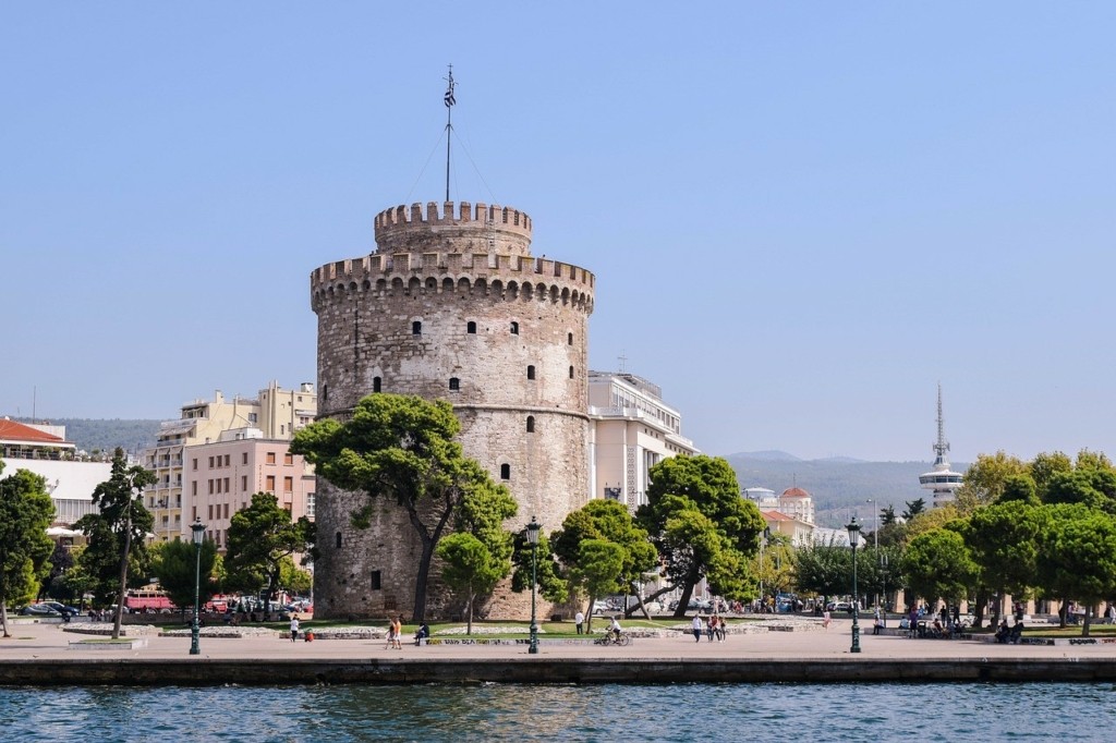 Αδιανόητες καταστάσεις στη Θεσσαλονίκη – Ρίχνουν τσιμέντο και αλάτι στα δέντρα για να τα ξεράνουν