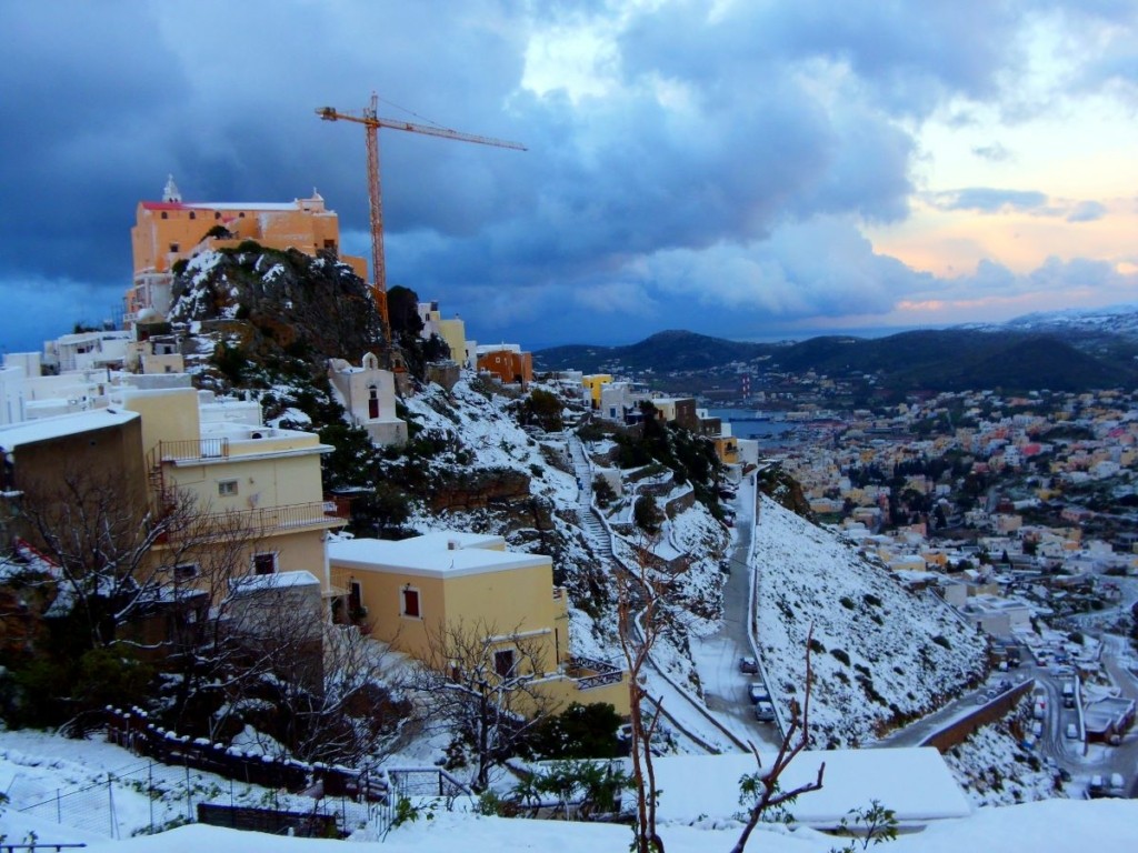 Στα λευκά “ντύθηκε” και η Σύρος – Οι εντυπωσιακές εικόνες από την Ερμούπολη και τα πρώτα προβλήματα (pics)