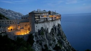 Συναγερμός στο Άγιο Όρος: Τουριστικό σκάφος προσέκρουσε σε βράχο