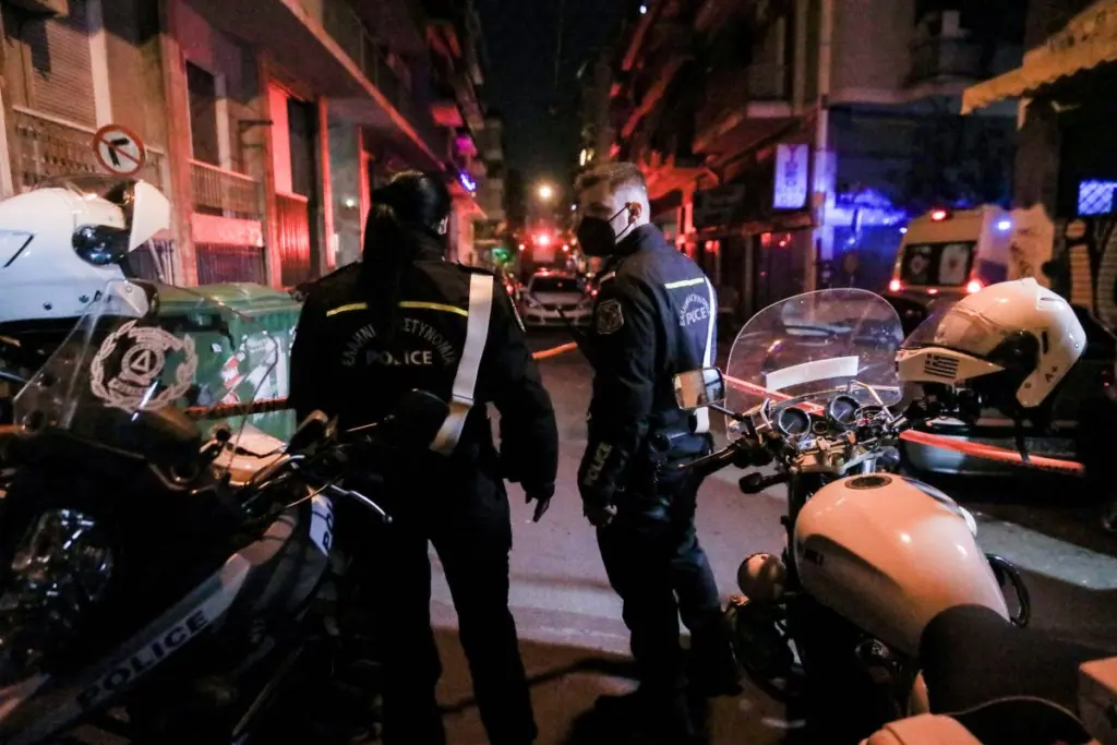 Συγχαρητήρια Θεοδωρικάκου στους αστυνομικούς που έσωσαν τη γυναίκα στον Άγιο Παντελεήμονα