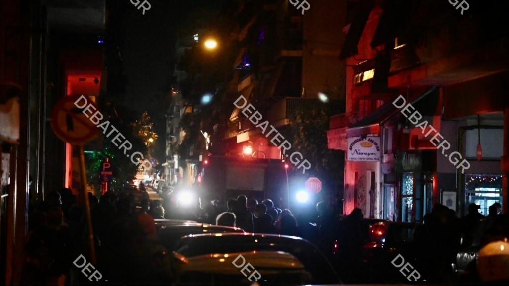 Μαίνεται το θρίλερ στον Άγιο Παντελεήμονα – Άνδρας κρατά όμηρο την πρώην του και απειλεί να ανατινάξει την πολυκατοικία