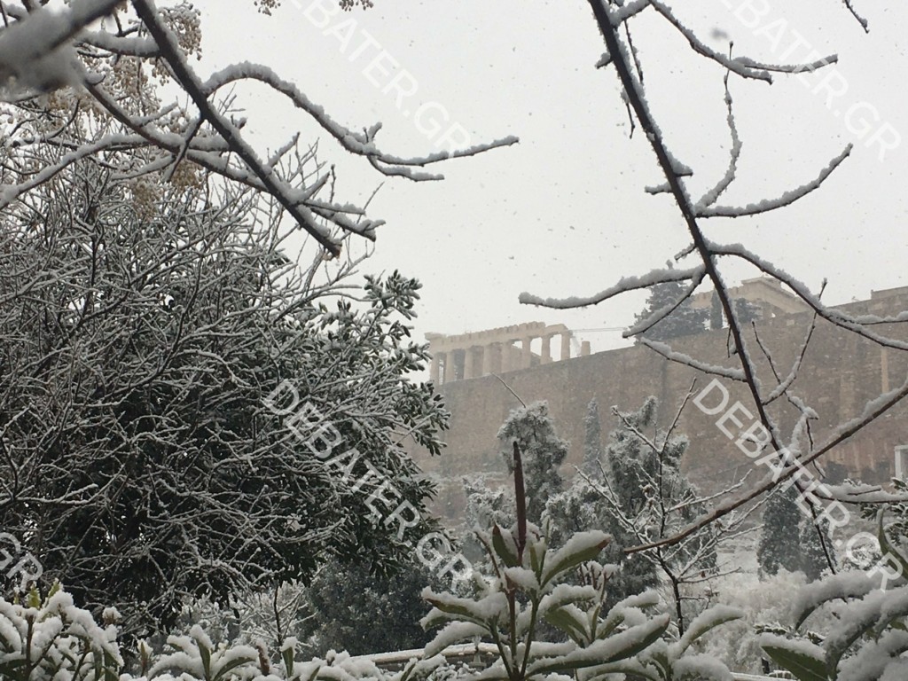 Μοναδικές εικόνες από τη χιονισμένη Ακρόπολη και τη Διονυσίου Αρεοπαγίτου (pics)