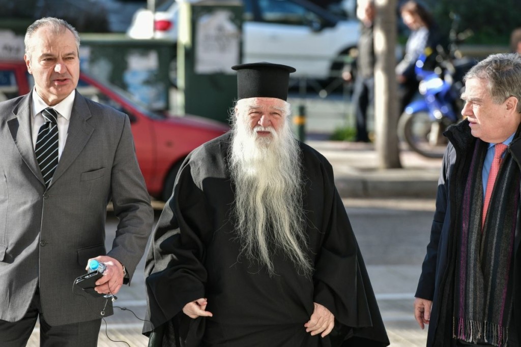 Νέο “χτύπημα” του Μητροπολίτη Αμβρόσιου – “Αφόρισε” Μόσιαλο και Χωμενίδη μπροστά στην εικόνα της Παναγίας