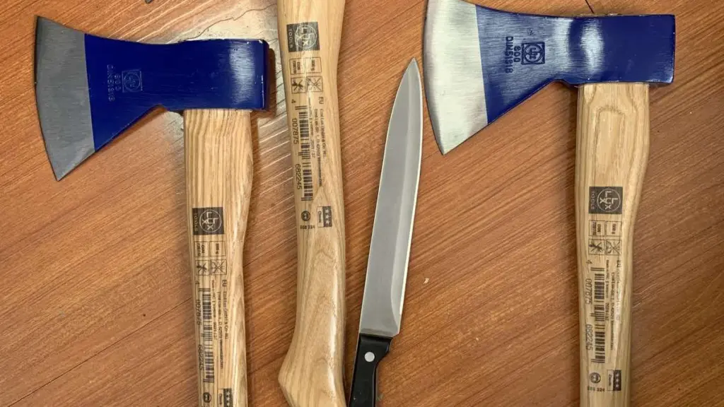 Ετοιμάζονταν για “πόλεμο” στον αγώνα του Απόλλωνα με τον Άρη – Τσεκούρια και σουγιάδες βρήκε η ΕΛΑΣ (pics)