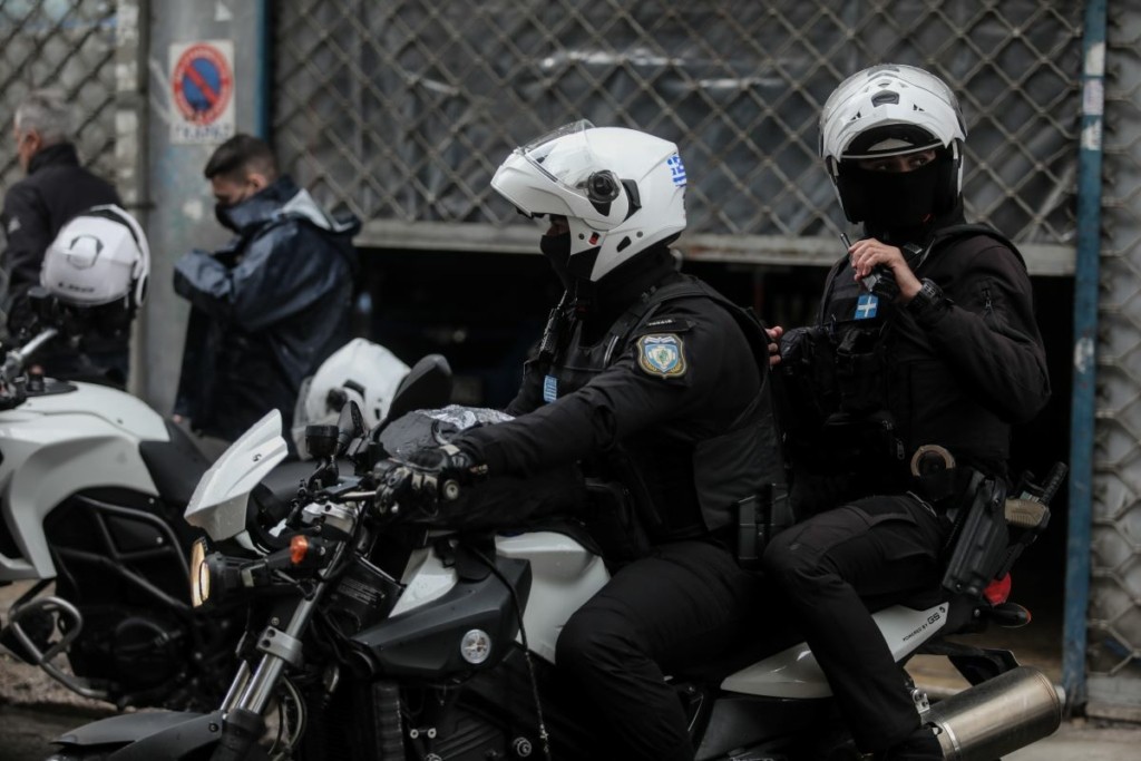 Ανθρωποκυνηγητό στο κέντρο της Αθήνας – Απέδρασε κρατούμενος από το ΑΤ Ακροπόλεως (vid)