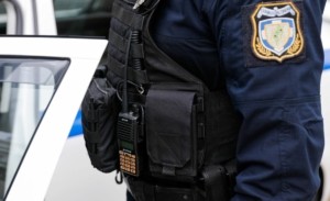 Καματερό: Συνελήφθη 49χρονος που είχε στο σπίτι του πιστόλι, σφαίρες και αλεξίσφαιρο με διακριτικά της ΕΛΑΣ