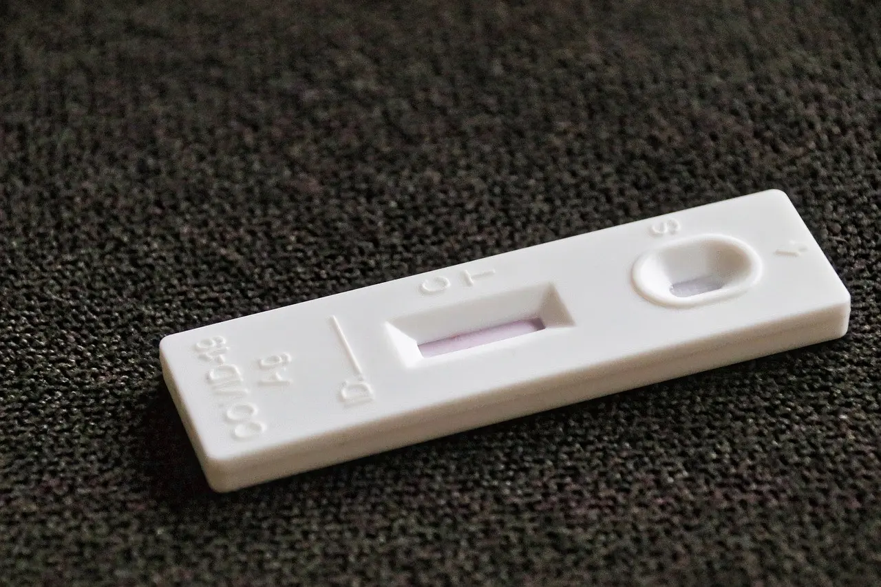 Του ζήτησε self test για να έρθουν σε ερωτική επαφή, βγήκε θετικό και όταν του είπε να φύγει από το σπίτι την ξυλοκόπησε