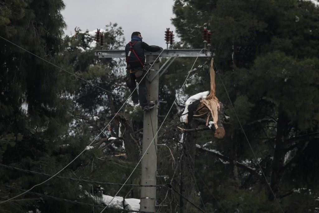 Σε 3.000 ανέρχονται τα νοικοκυριά που δεν έχουν ρεύμα στην Αττική – Προσπάθεια αποκατάστασης των βλαβών εντός της ημέρας (vid)