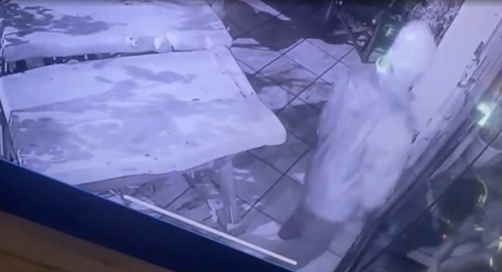 Ληστής για κλάματα “μπουκάρει” σε κρεπερί και παραδίδει “ρεσιτάλ” απροσεξίας – Το απίστευτο βίντεο της διάρρηξης