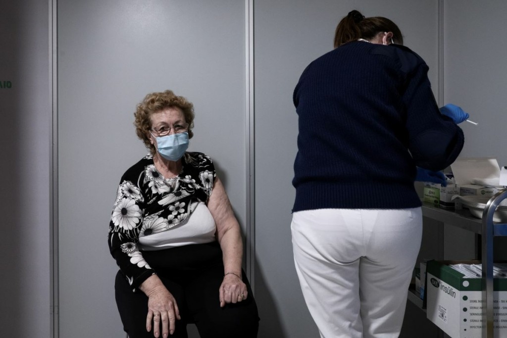 Παραμένει ισχυρή σύσταση για τρίτη δόση εμβολίου – Πότε και για ποιους κρίνεται χρήσιμη η τέταρτη