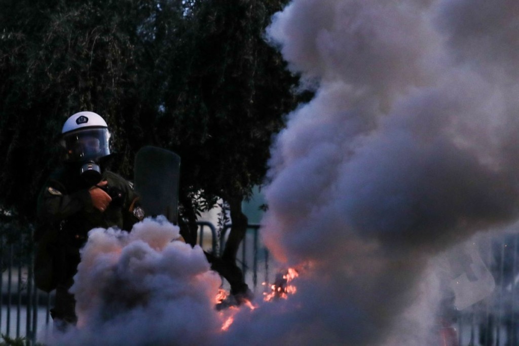 Συνολικά 27 συλλήψεις για τα επεισόδια στη Θεσσαλονίκη – Μία από αυτές για κακούργημα (vids)