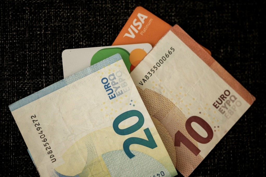 Νωρίτερα η αύξηση του κατώτατου μισθού – Με τροπολογία η επίσπευση της διαδικασίας