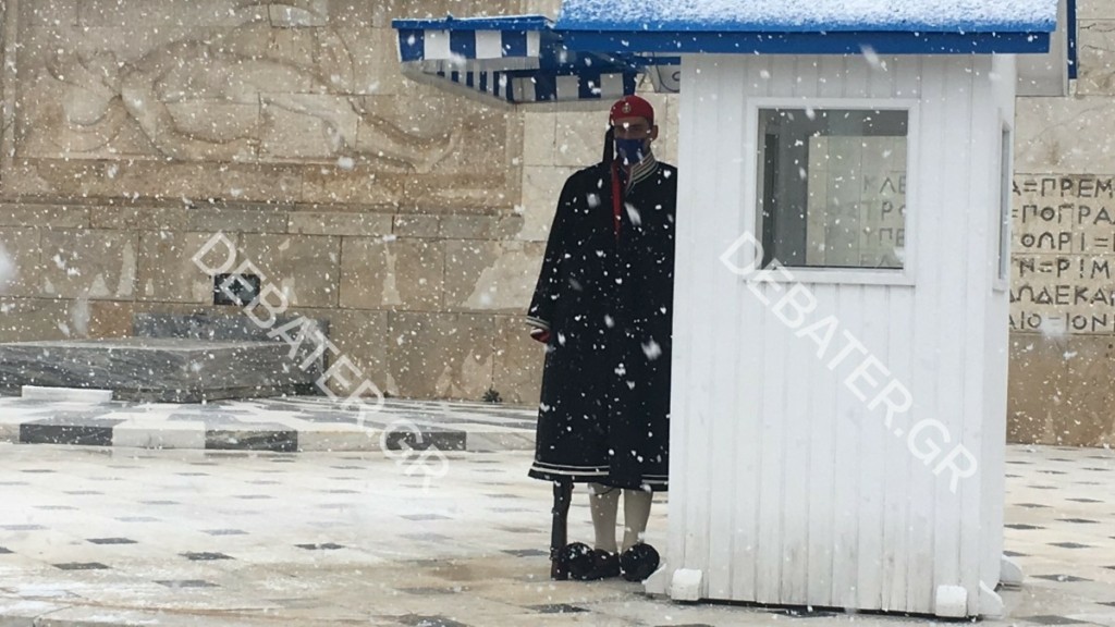 Η διαφορετική αλλαγή φρουράς των Ευζώνων εν μέσω χιονιά – Φόρεσαν ειδικές κάπες για το κρύο (pics&vid)
