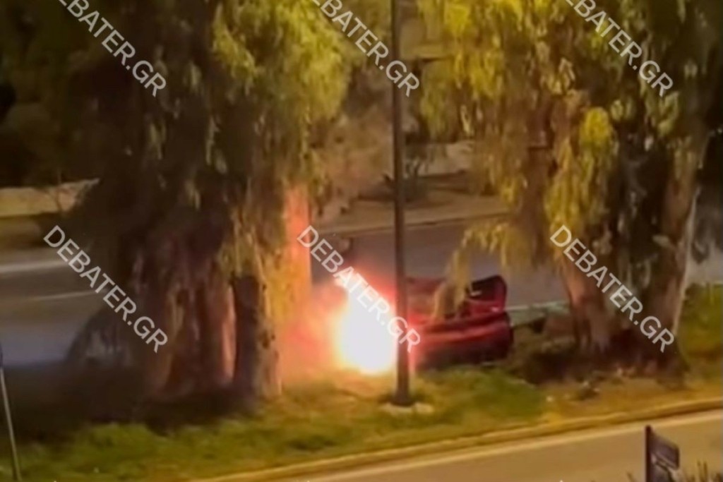 Η στιγμή που μία γυναίκα βγαίνει από την φλεγόμενη Ferrari στη Βούλα – Σκληρές εικόνες και βίντεο