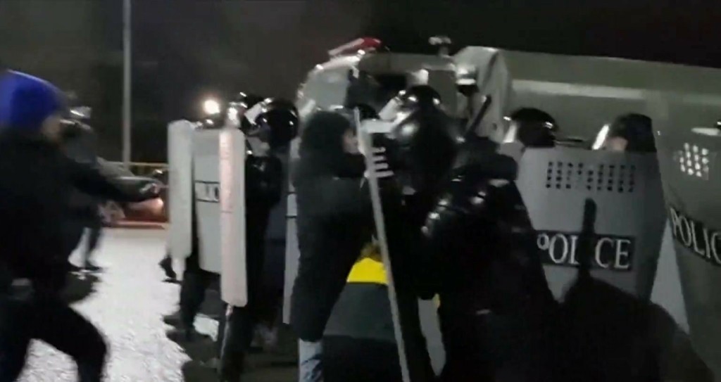 Στα άκρα η κατάσταση στο Καζακστάν – Ο πρόεδρος έδωσε εντολή στους αστυνομικούς να πυροβολούν χωρίς προειδοποίηση (vids)