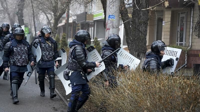 Σκηνικό πολέμου στο Καζακστάν – Εκρήξεις, πυροβολισμοί και στρατιωτικά οχήματα στην κεντρική πλατεία στο Αλμάτι (vids)