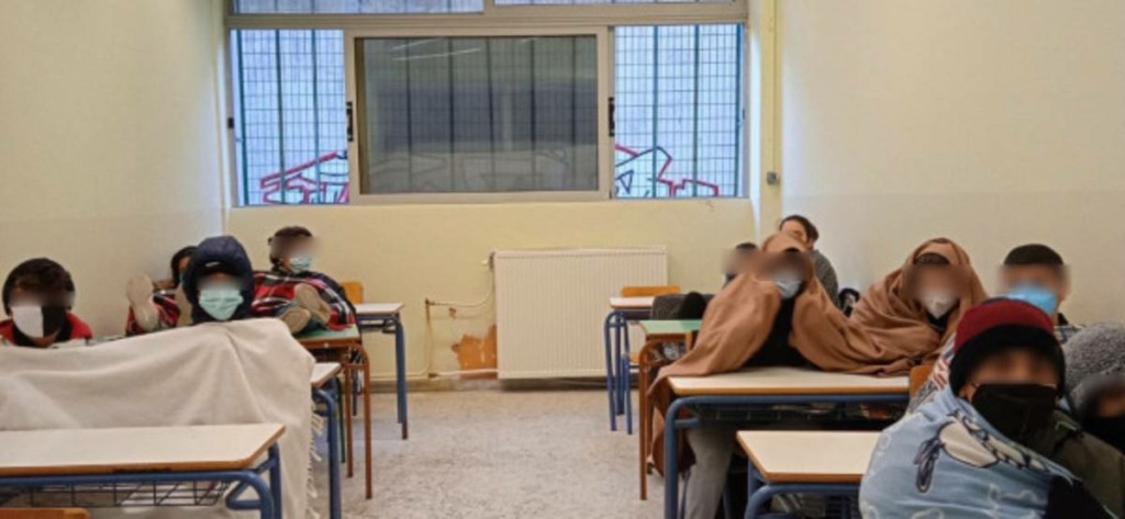 Αδιανόητο! Μαθητές στην Καβάλα κάνουν μάθημα με… κουβέρτες! (pics)