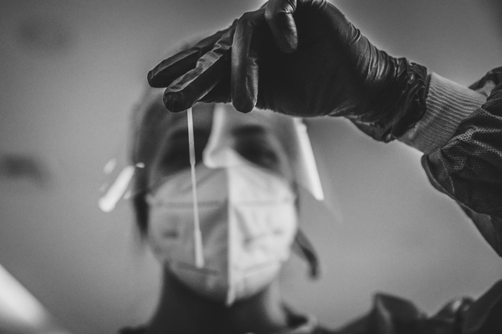 Ψυχρολουσία με 111 νέους θανάτους από κορονοϊό – 19.075 κρούσματα τη Δευτέρα