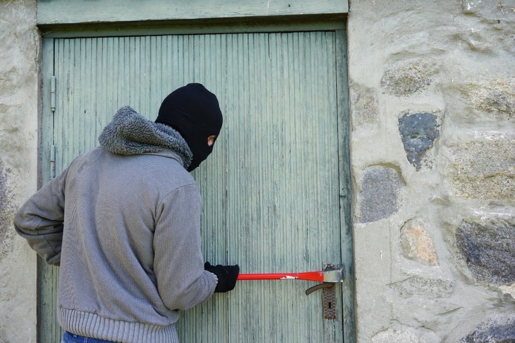 Θρίλερ στο Χαλάνδρι – Κόρη γνωστού γιατρού κλείστηκε σε δωμάτιο πανικού για να γλιτώσει από ληστές (vid)