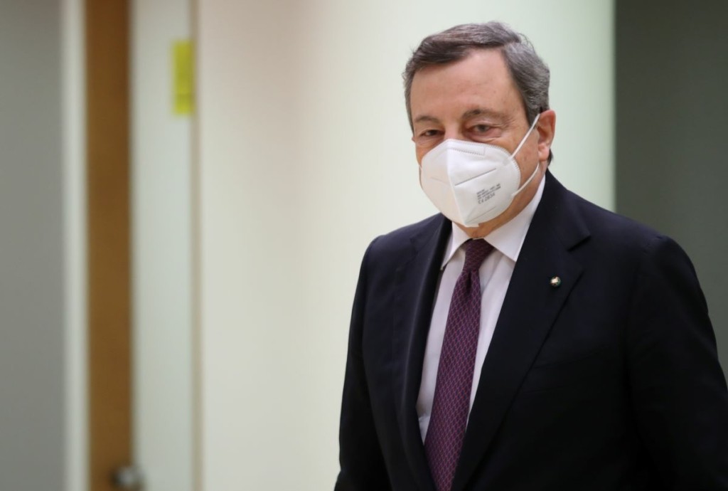 Στο “κόκκινο” ξανά η Ιταλία λόγω κορονοϊού – Οι ανεμβολίαστοι φέρνουν τα νοσοκομεία στα όρια τους λέει ο Ντράγκι