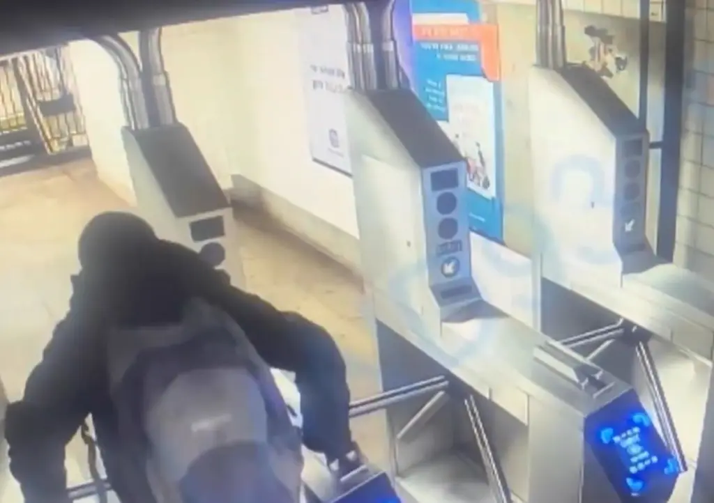 Πήγε να περάσει πάνω από τις μπάρες του μετρό και βρήκε φριχτό θάνατο – Έπεσε με το κεφάλι και έσπασε το λαιμό του (vid)