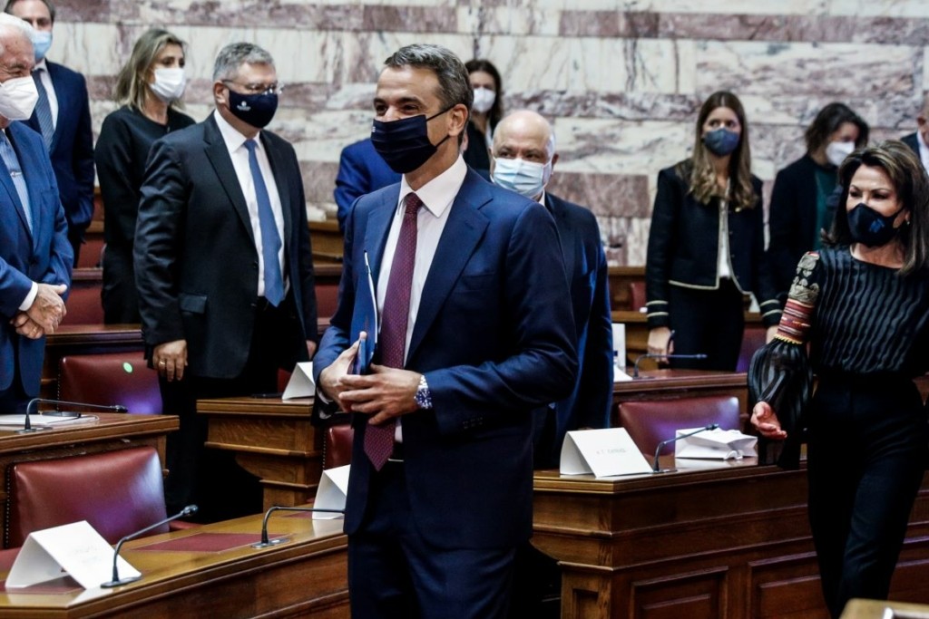 Συνομιλία Μητσοτάκη με “γαλάζιους” βουλευτές στο εντευκτήριο της Βουλής – “Ο ΣΥΡΙΖΑ επιδιώκει την πόλωση – Ευκαιρία να αναδείξουμε την πολιτική μας”