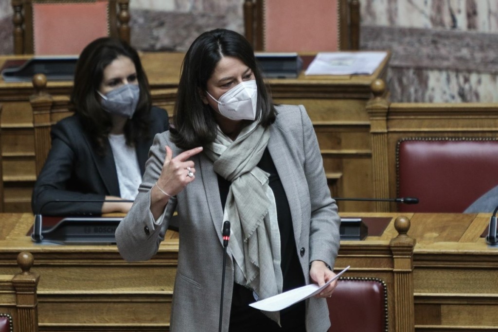 Η Κεραμέως για τα βίντεο που αναπαράγουν τη θεωρία του “αγέννητου παιδιού” στα σχολεία – “Ανακλήθηκε μετά από παρέμβασή μου”