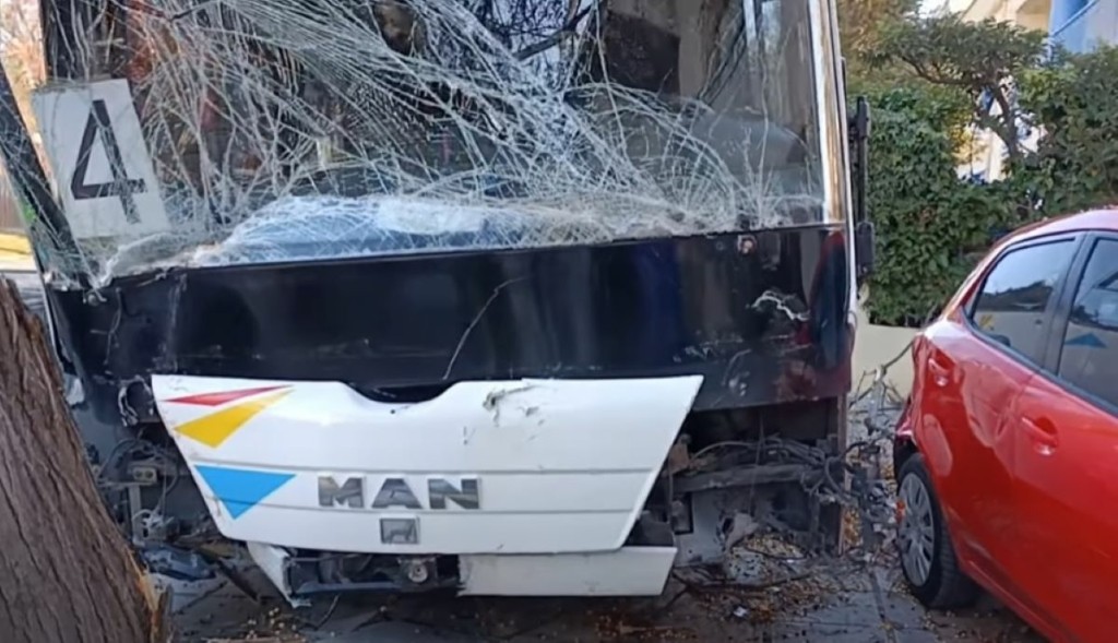 Τι λέει ο ΟΑΣΘ για το ατύχημα με το ακυβέρνητο λεωφορείο – Έρευνα και για δεύτερο ατύχημα την ίδια μέρα (vid)